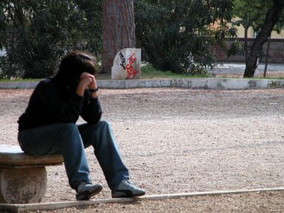 悲伤的人 - 坐在公园 -  BENCH.JPG