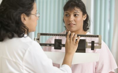 妇女由医生衡量标度