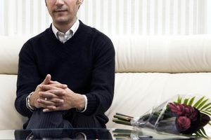 拿着花束的男人在等着