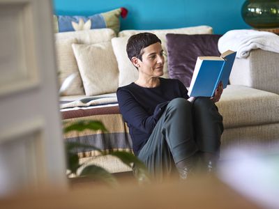 一个中年女人在读一本蓝色的书