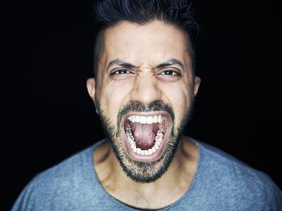 一个男人对着镜头大喊