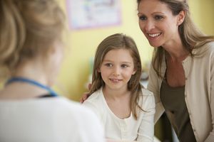 母亲和女儿在医生的办公室