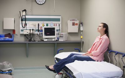 病人坐在病床上等待