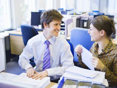 女人和男人在工作时微笑