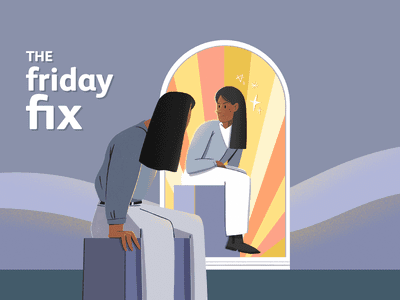 带着骄傲的表情看着镜子的人