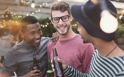 一群朋友有一个社交饮料。