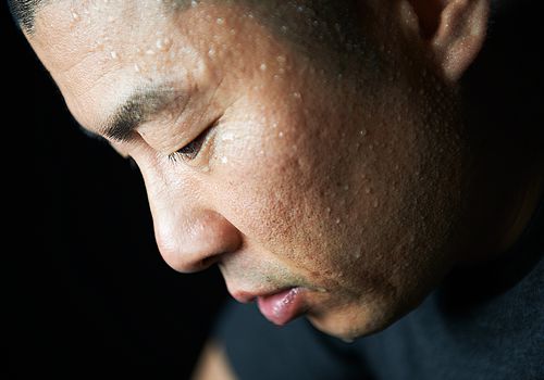 汗水覆盖的人
