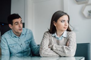 男人解释情况，女人不听他的