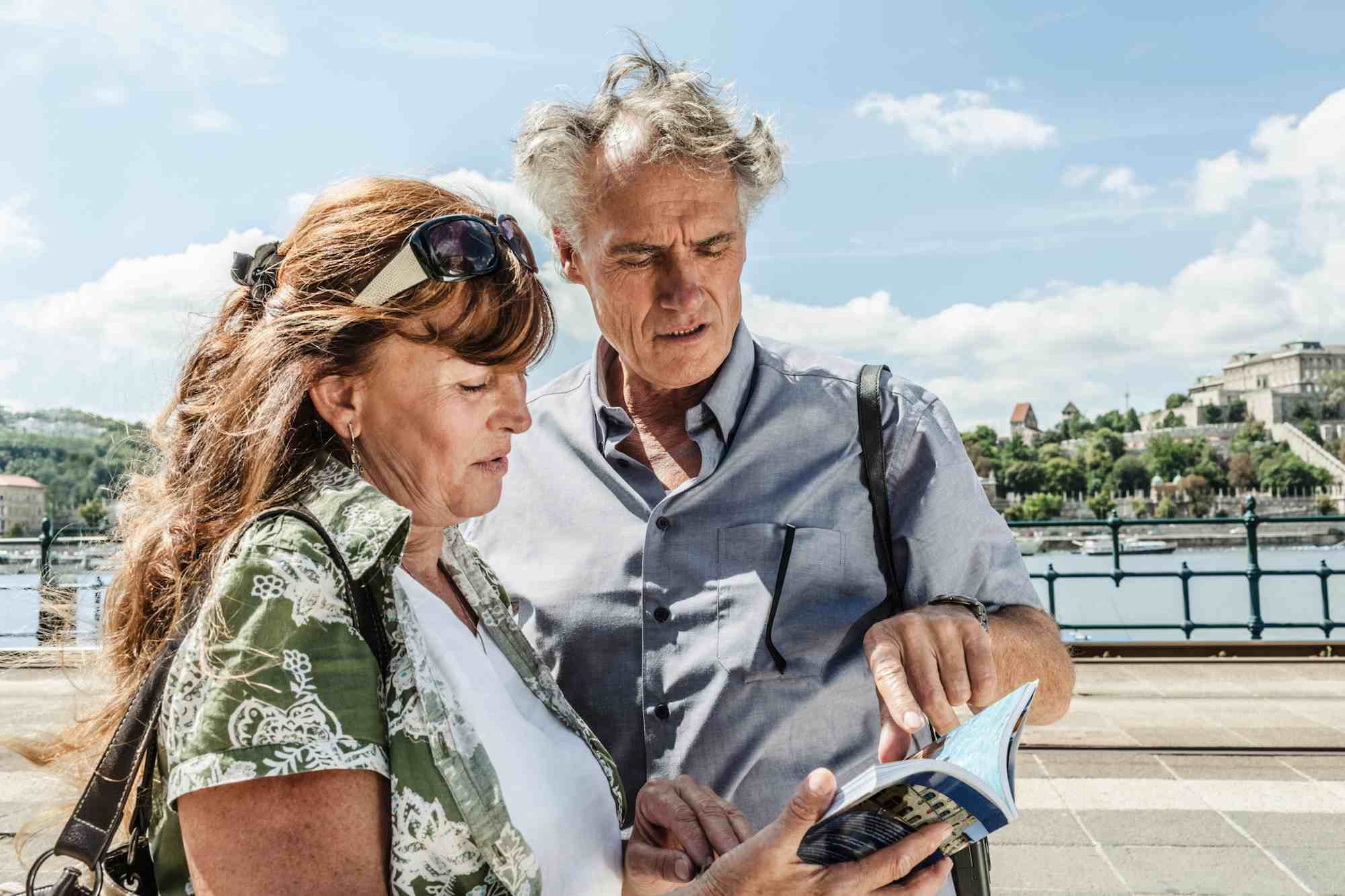 老夫妇读旅行指南