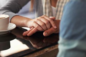 妇女安慰的人（手特写镜头）