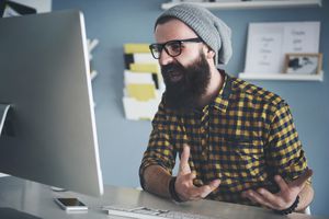 关闭恼怒的叫喊的商人