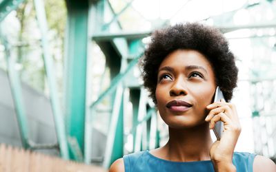 一个女人在桥上打电话