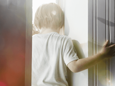 坐门框的哀伤的孩子