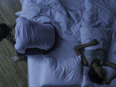 男人睡不着，妻子睡得舒舒服服，不知不觉