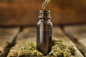 装着大麻花和食人药的滴管瓶