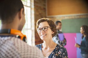 社工与客户交谈。