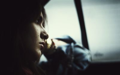 向车窗外看的女人