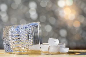 打翻了威士忌的玻璃，冰块