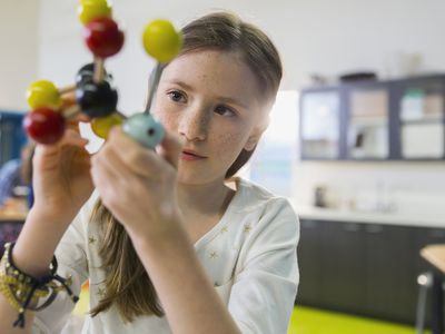 孩子在看分子模型