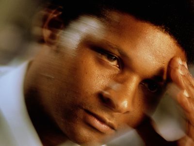 有前额的人在手边休息，特写镜头，被弄脏的作用