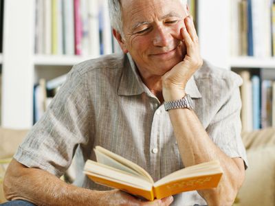 男人在沙发上看书