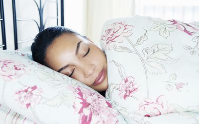 女人睡着了，梦想着