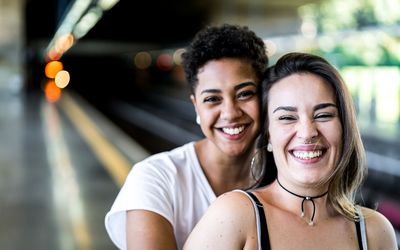 年轻的女同性恋情侣的画像