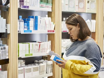 比较产品的妇女在药房。