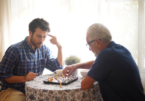 与家人下棋