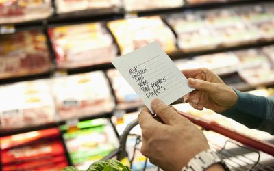 拿着一个购物名单的妇女在Grovery商店