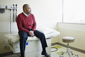 一名男子坐在医生的办公室。