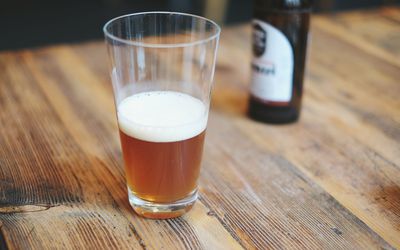 杯在桌上的啤酒