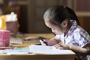 年轻女孩读书写字