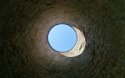 正下方的天空透过”class=