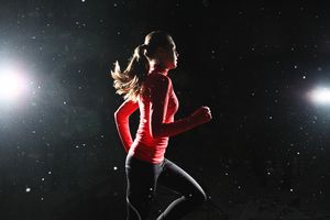 晚上跑步的女孩