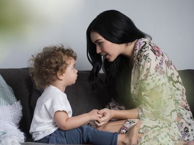 女人跟她的儿子说话