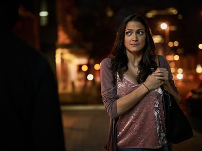 惊恐的女人在夜里走在街上