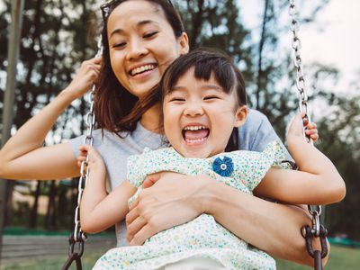 母亲和女儿骑在一起挥杆