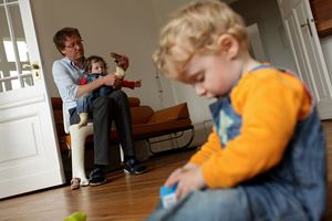 父亲带着两个孩子的