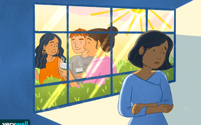 看起来沮丧的妇女在大流行以后的房子里面。其他人外面享受重新开放。