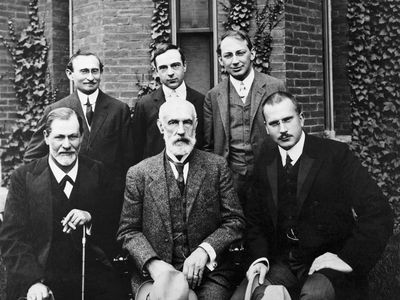 摆在高校大厦前面的六名着名心理学家