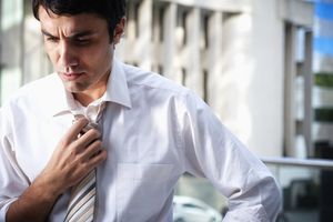 西班牙商人在办公室不系领带