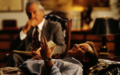 男人谈话与心理治疗师