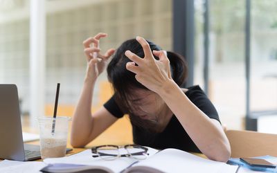 女人在工作时沮丧。