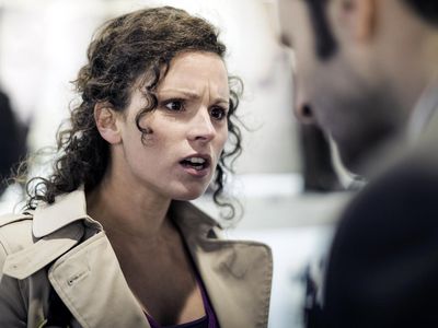 夫妇在城市街道争论