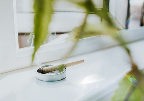 吸烟溅在干净的白色表面上，对着打开的窗户