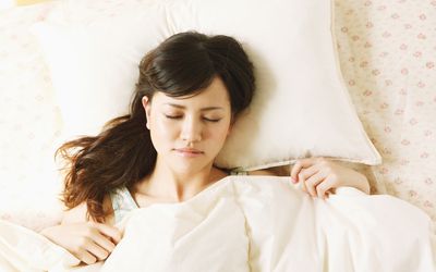 女人在床上休息