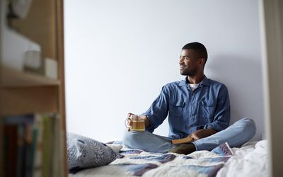 男人喝一杯茶,微笑