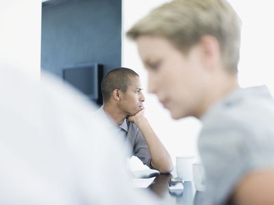 在会议室工作的商务人士