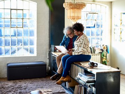 黑人女人给白人男人看电脑上的东西